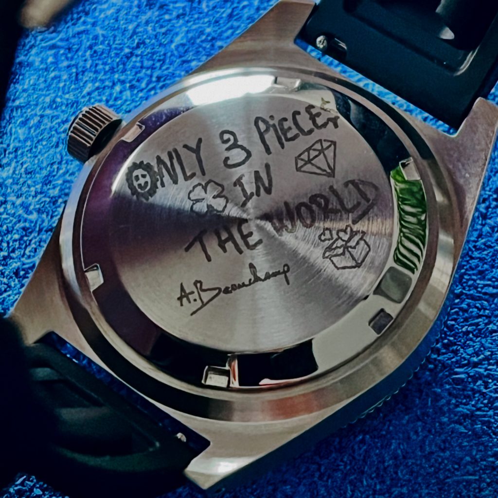 montre fond à encoches